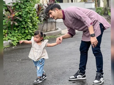 Teuku Ryan bermain bersama Moana tanpa ditemani Ria Ricis. (Foto: Instagram @teukuryantr)
