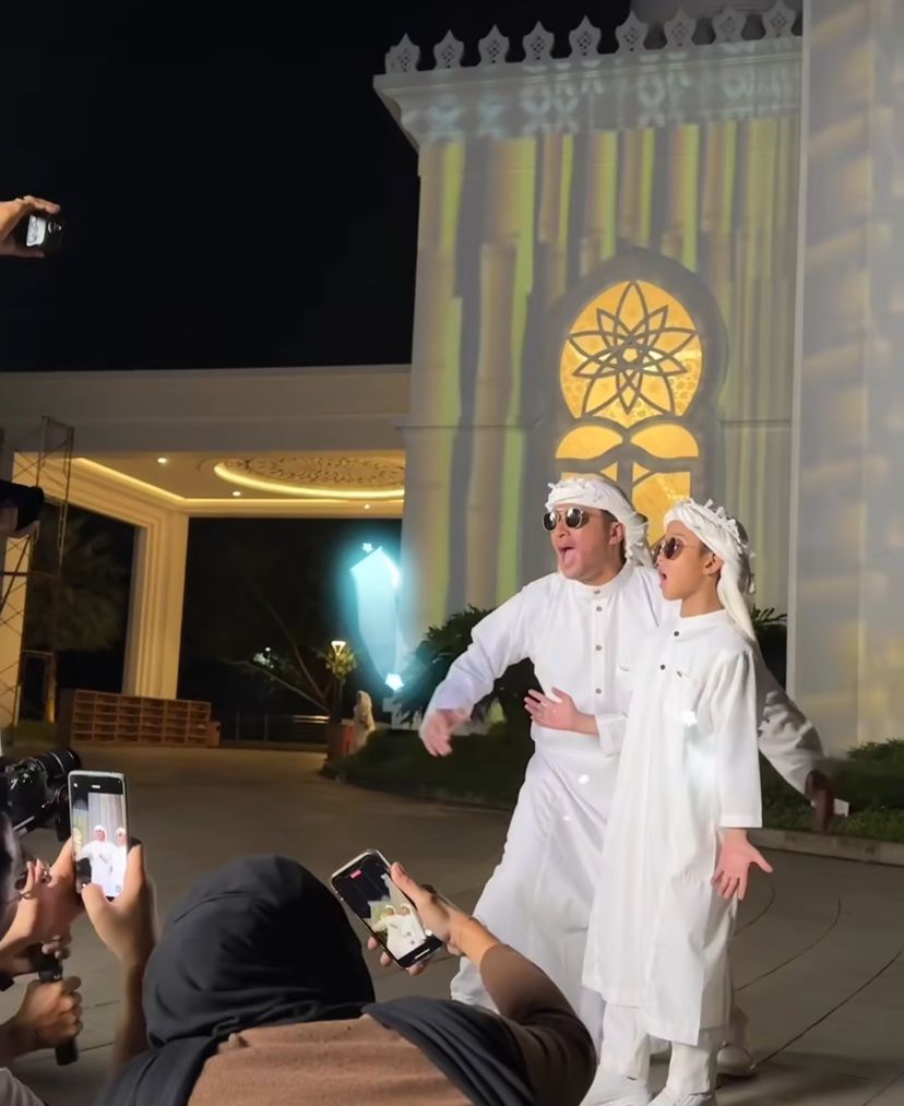 Irfan Hakim bernyanyi rap bersama anaknya Djalu. (Foto: Instagram @irfanhakim75)