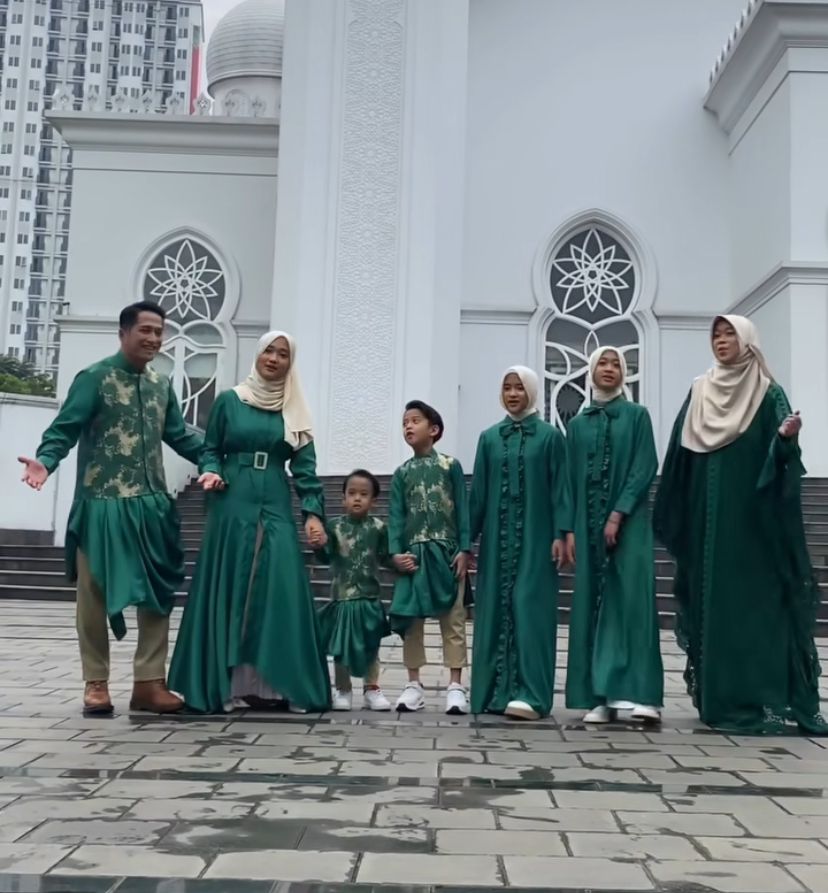 Protret kebersamaan keluarga Irfan Hakim saat proses pembuatan video. (Foto : Instagram @irfanhakim75)
