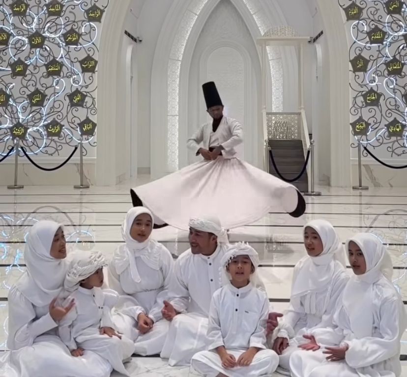 Rilis lagu Hasbunallah milik keluarga Irfan Hakim dengan latar belakang penari sufi. (Foto: Instagram @irfanhakim75)