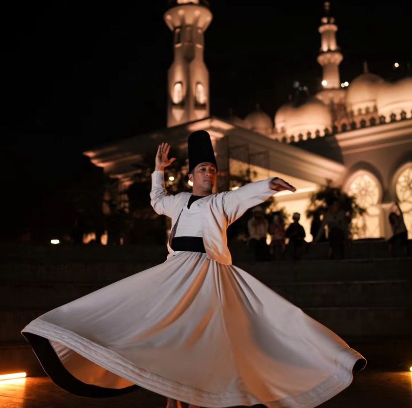 Dalam video klip lagu Hasbunallah, Irfan Hakim menjajal tarian Sufi. (Foto: Instagram @irfanhakim75)