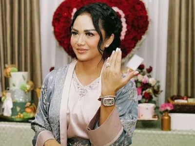 Tampak jam tangan mewah pemberian Atta dan Aurel dikenakan oleh Krisdayanti. Foto Instagram/attahalilintar
