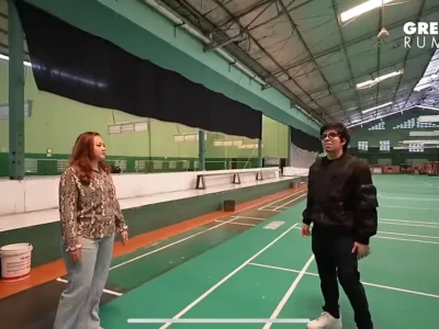 Atta Halilintar saat berkunjung ke Gor samping rumah mantan istri Kurnia Meiga. Foto : YT/AH