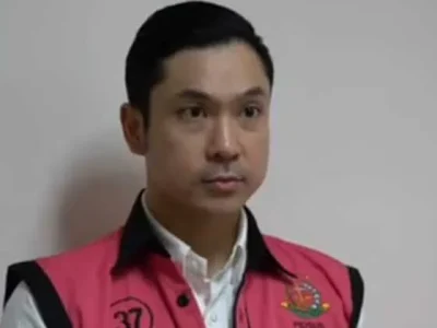 Suami Sandra Dewi, Harvey Moeis saat memakai baju tahanan kasus korupsi timah. Foto : Kejagung