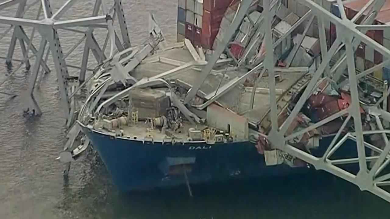 KEHILANGAN KENDALI: Kapal Kargo Dali menabrak Jembatan Baltimore. (Foto: Dok. CBS News) 