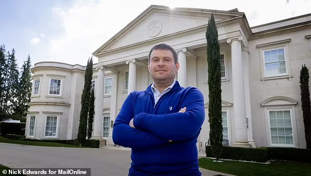 Dmitri di depan Mansion di Surrey yang dituduhkan dialih namakan Elsina ke ibunya. (Foto: Dok. Dailymail.com)