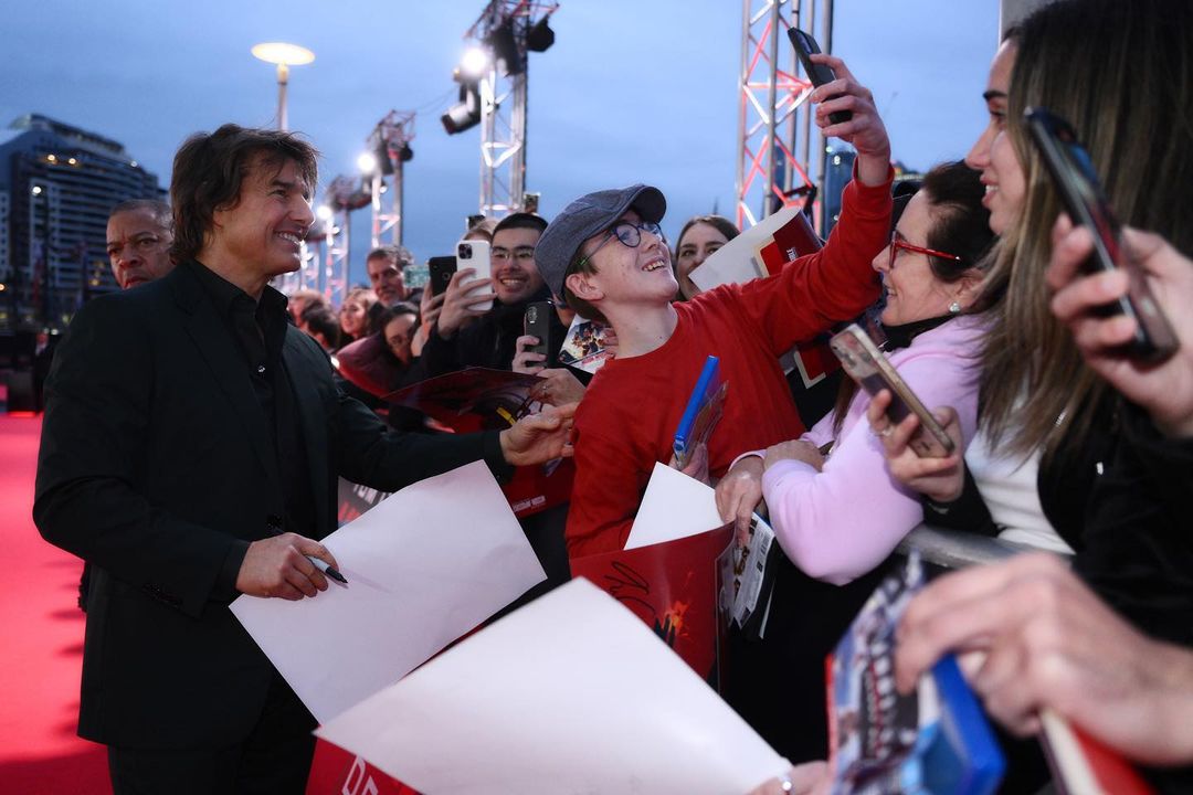 Tom cruise saat menemui fans. (Foto: Instagram@tomcruise)