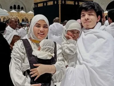 Potret Atta Halilintar dan Aurel Hermansyah menjalankan ibadah umrah di tanah suci. Foto : Instagram/attahalilintar
