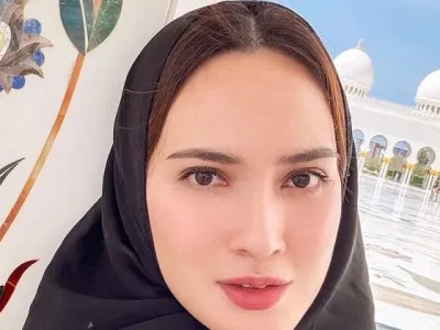 Potret Shandy Aulia mengenakan hijab di Masjid Sheikh Zayed Grand, Abu Dhabi. Foto : Instagram/shandyaulia