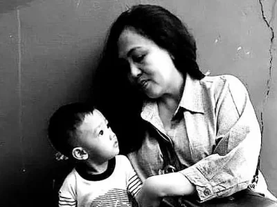Potret Angger Dimas masa kecil bersama ibunya. Foto : Instagram/anggerdimas