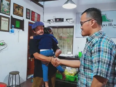 Komedian Isa Bajaj saat bertemu pelaku kekerasan terhadap anaknya, Dimas. Foto : Instagram/isa_bajaj