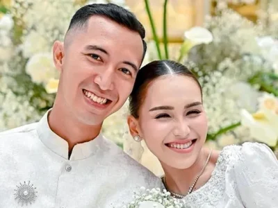 Muhammad Fardhana dan Ayu Ting Ting saat lamaran. Foto: Dok. Instagram @ayutingting92