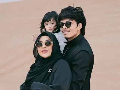 Keluarga Atta, salah satu selebriti yang terjebak banjir di Dubai. (Foto: Instagram Atta Halilintar)
