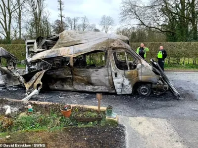 Ambulans tiba-tiba terbakar dan meledak usai menurunkan lansia. (Foto: Dok. Daily Mail)
