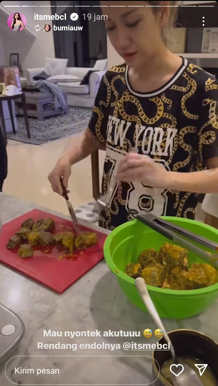 Potret BCL saat motong daging rendang untuk persiapan lebaran. (Foto: Tangkapan layar Instagram story @itsmebcl)