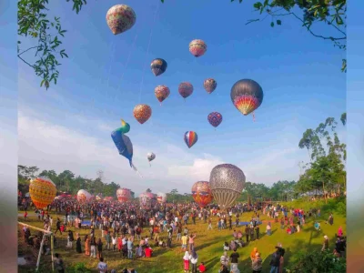 Warna-warni balon udara menghiasi langit Wonosobo seperti di Cappadocia. (Foto: Instagram @balonwonosobo)