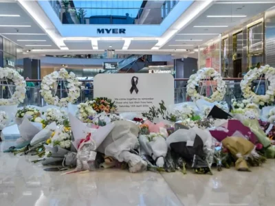 Tugu peringatan bunga didirikan di dalam Mal Sydney, Australia. Foto: AYUSH KUMAR/AFP MELALUI GETTY IMAGES