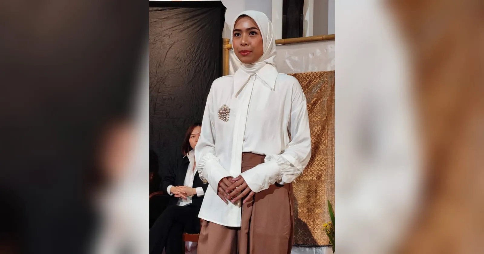 Busana Wanita Kantoran yang Elegan dan Tetap Modis