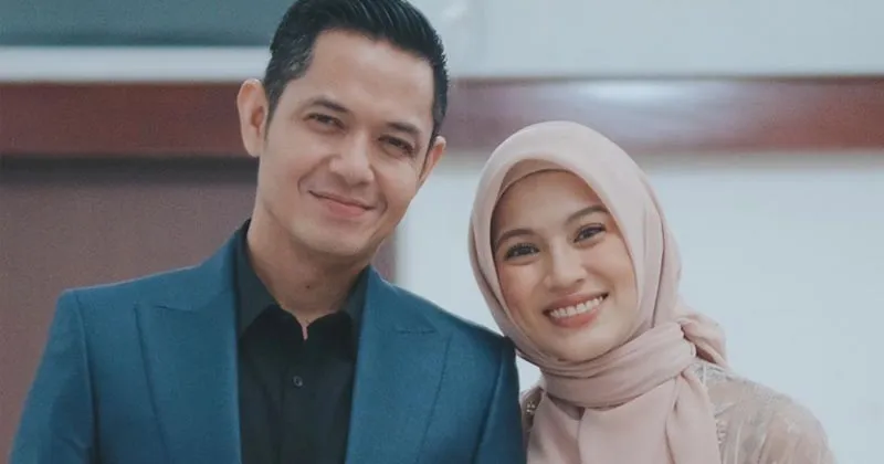 Dude Harlino Jadi Suami Siaga, Istri Mengandung Anak Ketiga