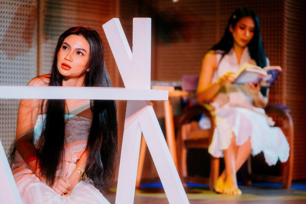 Happy Salma saat tampil di teater monolog bertajuk 'Mahkota'. (Foto: Agnes/Nyata)