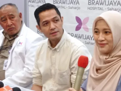 Dude Harlino dan Alyssa Soebandono saat konferensi pers soal kelahiran anak ketiganya. (Foto: Batu/Nyata)