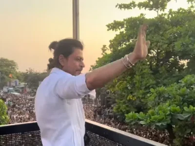 Shah Rukh Khan saat menyapa para penggemarnya yang datang ke rumahnya saat lebaran 2024. (Foto: Instagram @iamsrk)