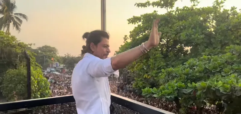 Shah Rukh Khan Sapa Ribuan Penggemar di Rumahnya saat Lebaran 2024