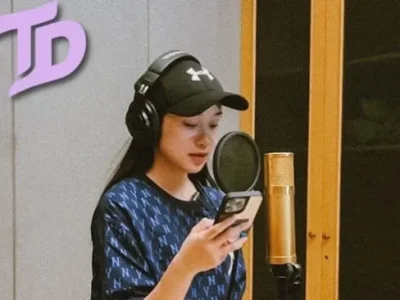 Potret Irene Suwandi saat latihan bernyanyi. TikToker Indonesia ini sedang debut sebagai idol Kpop. Foto : Instagram/ireneswnd