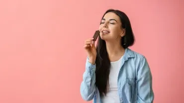 Ilustrasi konsumsi cokelat hitam, salah satu makanan kaya antioksidan yang bagus untuk pertumbuhan rambut. (Foto: Freepik)