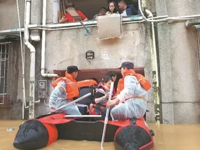 Tim penyelamat berusaha mengevakuasi warga yang terdampak banjir Cina. Foto : Xinhua