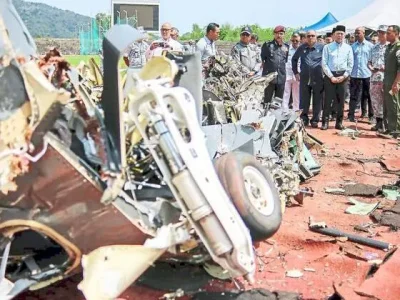RINGSEK: Dua helikopter militer Malaysia jatuh akibat saling tabrakan dan menewaskan 10 orang. (Foto: Dok. The Star)