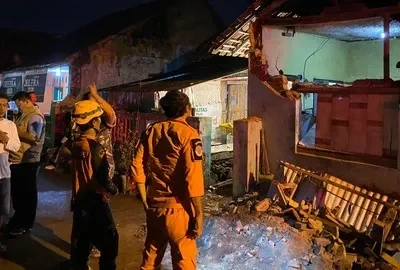Petugas melakukan penanganan pasca gempa Garut. Foto : BNPB
