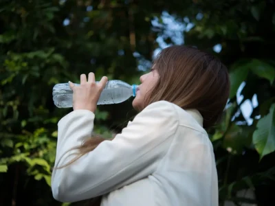 Ilustrasi malas minum air putih bisa mengakibatkan infeksi saluran kemih. (Foto: Freepik/jcomp)