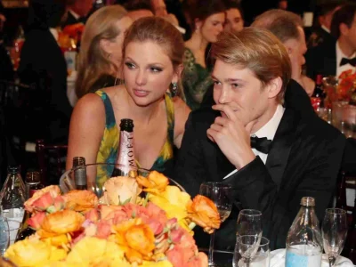 Potret Taylor Swift dan Jor Alwyn saat party bersama. (Foto: Christopher Polk/NBC/NBCU Photo Bank)