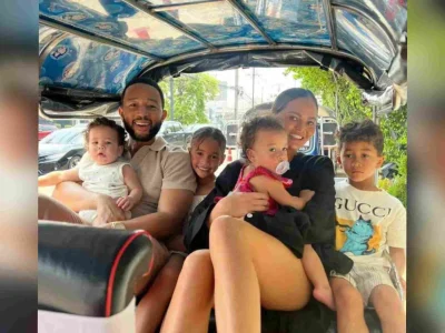 John Legend bersama istri Chrissy Teigen dan anak-anaknya menaiki Tuk-Tuk saat liburan di Thailand. (Foto: Dok. Dailymail)