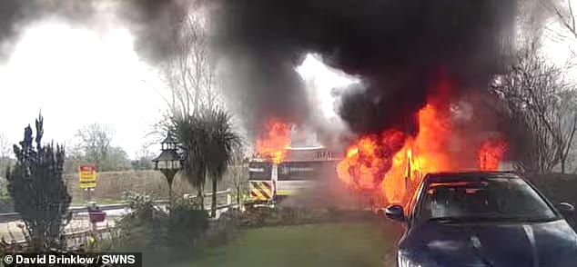 Ambulans meledak dan terbakar di Inggris. (Foto: Dok. Daily Mail)