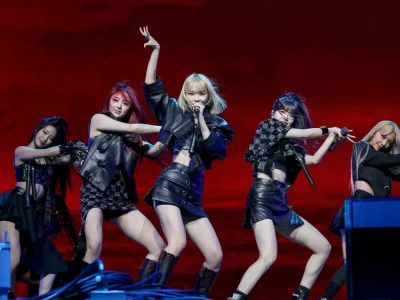 MUSIK KOREA MENDUNIA: Le Sserafim tampil memukau di panggung Coachella 2024. (Foto: Dok. south china morning post)