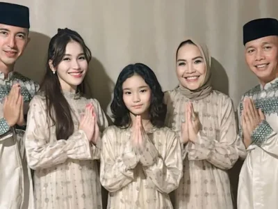 Momen lebaran Idul Fitri Ayu Ting Ting bersama keluarga dan calon suami, Muhammad Fardhana. (Foto: Instagram)