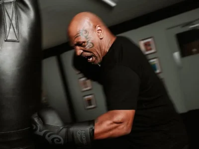 Latihan Mike Tyson jelang melawan Jake Paul. (Foto: Instagram @miketyson)