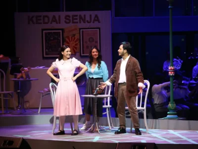Mawar de Jongh dan Sherina Munaf bersama siswa SMM Yogjakarta saat tampil di konser musikal Memeluk Mimpi Mimpi. (Foto: Agnes/Nyata)