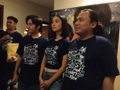 Angga Yunanda, Aisha Nurra Datau dan Keanu. Para pemain film Dua Hati Biru saat hadir menyapa penonton di bioskop Surabaya, Kamis (18/4). (Foto: Padnya/Nyata)
