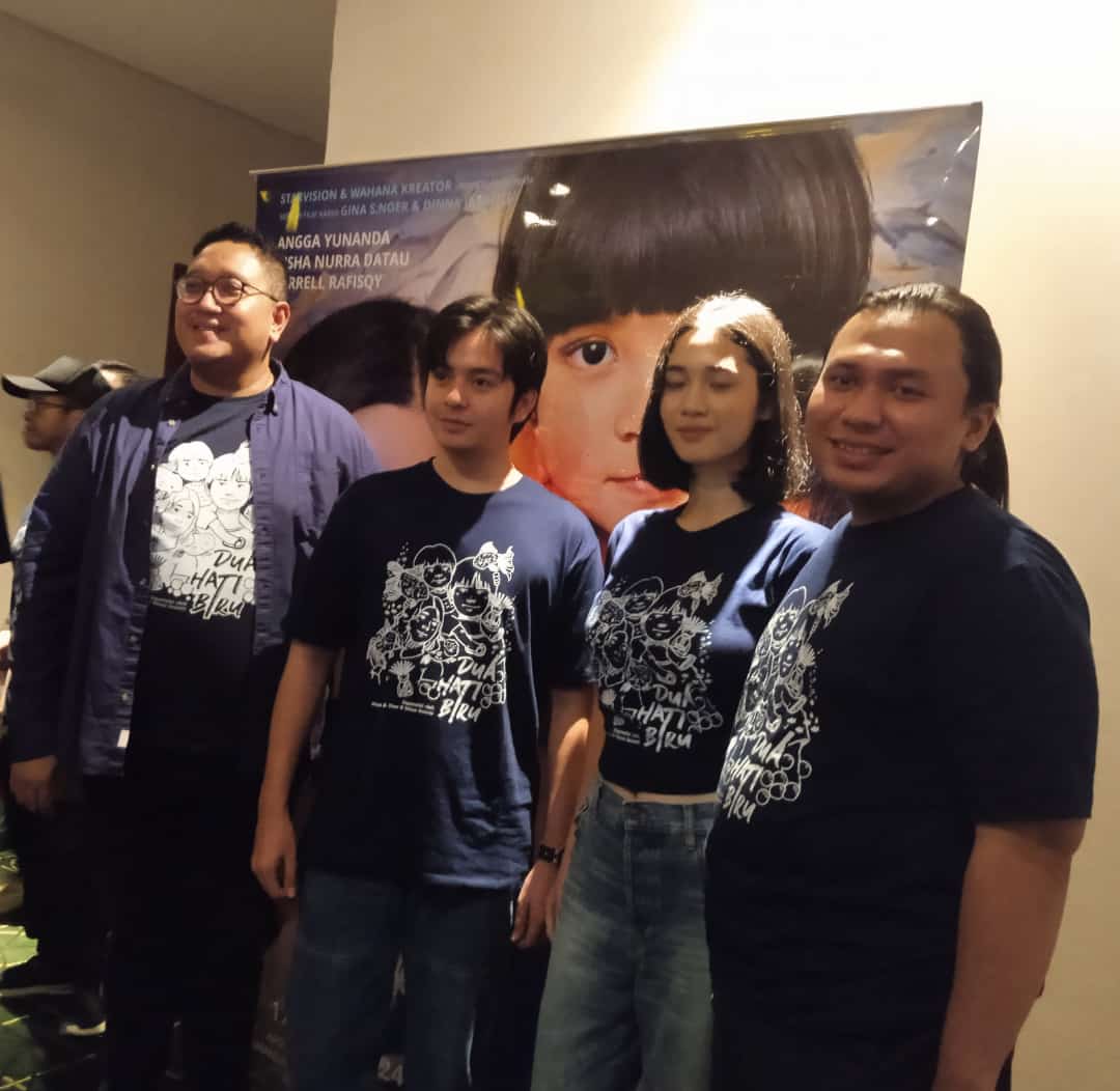 Angga Yunanda bersama pemeran utama lain film Dua Hati Biru saat mengunjungi bioskop Surabaya. (Foto: Padnya/Nyata)