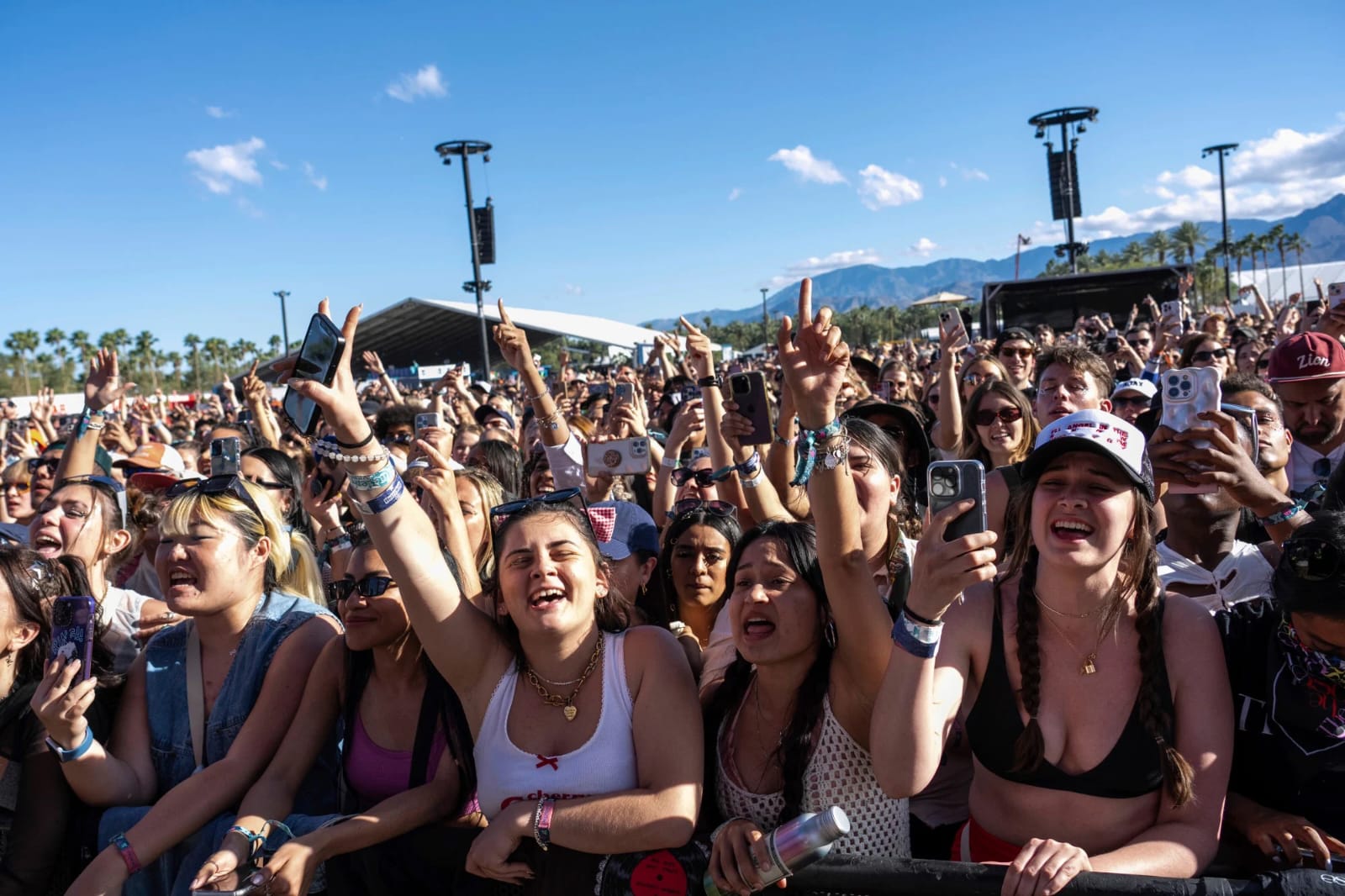 Antusias penonton Coachella 2024 minggu pertama memadati area panggung. (Foto: Dok. south china morning post)