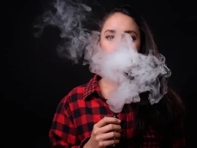 Ilustrasi perempuan Pengguna vape berisiko susah hamil. (Foto: Honnest Docs/Getty Images)