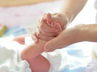 Ilustrasi pijat bayi. (Foto: Freepik)