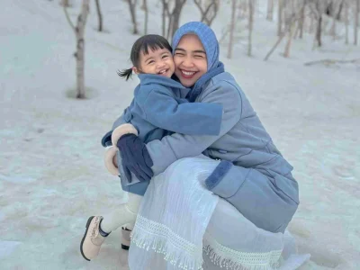 Ria Ricis tetap konsisten bercerai dengan Teuku Ryan dan akan mengasuh Moana bersama. (Foto: Instagram @riaricis1795)