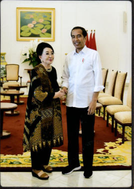 Mooryati Soedibyo saat mendapatkan ucapan selamat dari Presiden Jokowi pada tahun 2019. (Foto: Instagram @mooryatisoedibyo)