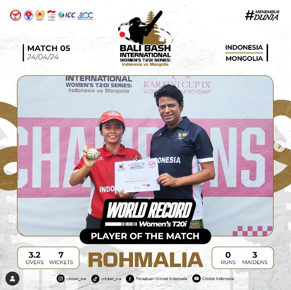 Atlet kriket putri Indonesia Rohmalia (kiri) dan Ketua Umum Pengurus Pusat Persatuan Cricket Indonesia (PP PCI) Abhiram Yadav Singh (kanan) berfoto bersama usai pertandingan Bali Bash International, di Lapangan kriket Udayana, Bali, Kamis (25/4/2024). (Foto: Instagram @cricket_ina)