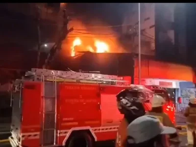 Sejumlah petugas pemadam kebakaran berusaha memadamkan ruko terbakar di kawasan Mampang Prapatan, Jakarta. Foto : Tangkapan layar/TMC Polda Metro Jaya