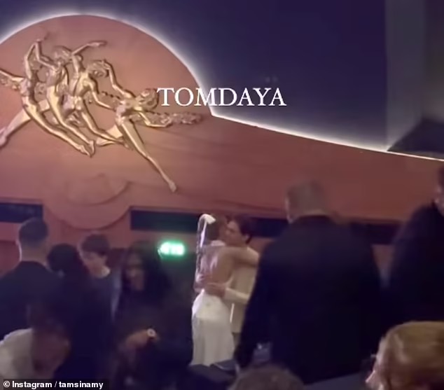 MESRA: Tom Holland dan Zendaya saling berpelukan. (Foto: Dok. DailyMail) 